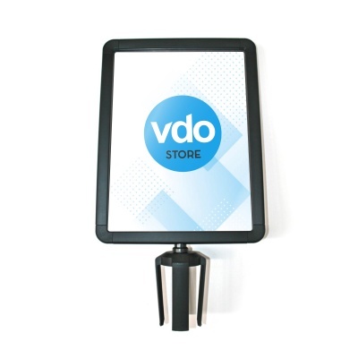 Suporte com visor retangular preto e folha com logótipos vdo STORE