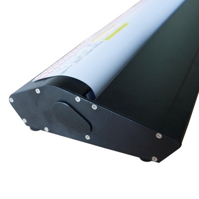 Base preta com estrutura cilíndrica branca e parafusos visíveis