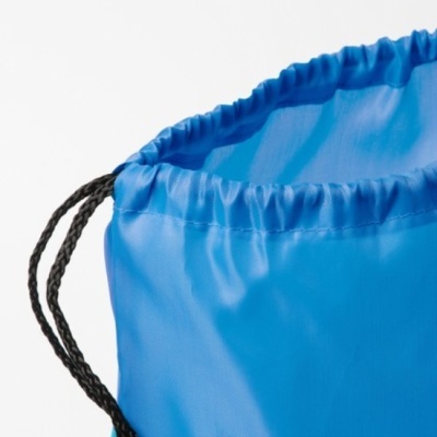 Mochila saco azul com cordões pretos e tecido sintético
