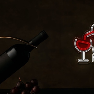 Garrafa de vinho preta, cachos de uvas e letreiro luminoso com texto 'WINE NOT?'.