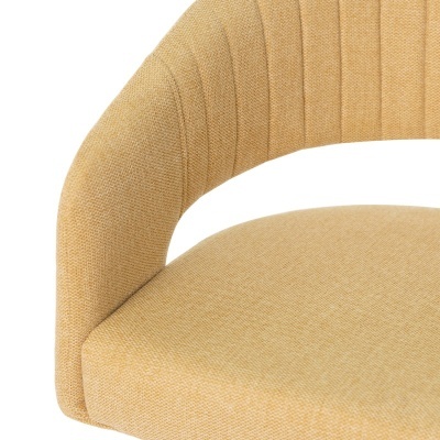 cadeira estofada amarela com encosto curvado e detalhes em linhas verticais