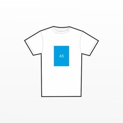 T-shirt branca com molde preto e retângulo azul 'A5' no centro