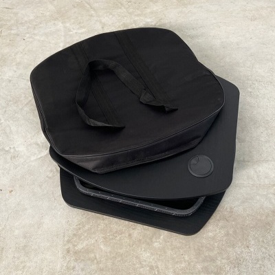 Conjunto de almofadas pretas com alças para transporte