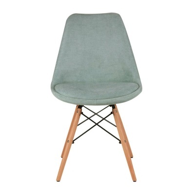 Cadeira verde-pálida com pernas de madeira clara e estrutura metálica preta