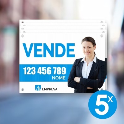 Placas de venda com texto e imagem de mulher em ambiente urbano