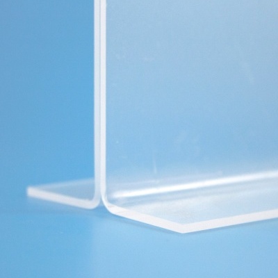 Suporte em acrílico transparente em fundo azul