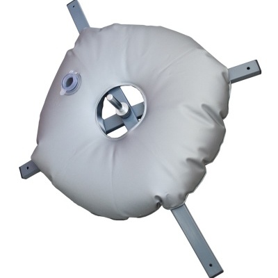 Suporte redondo com almofada cinzenta acolchoada e estrutura metálica cinzenta