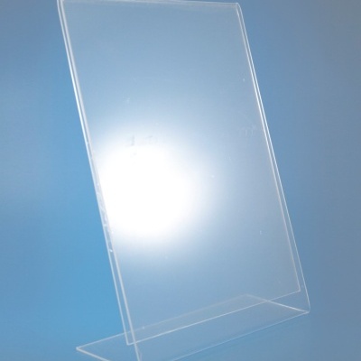 Expositor transparente em acrílico sobre fundo azul