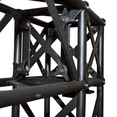 Estrutura metálica preta com suportes em cruz e estrela