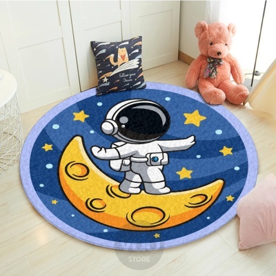 Tapete redondo com astronauta e lua em tons de azul e amarelo numa sala com almofada e urso de peluche