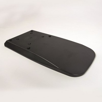 Plataforma preta com superfície lisa e cantos arredondados sobre fundo branco