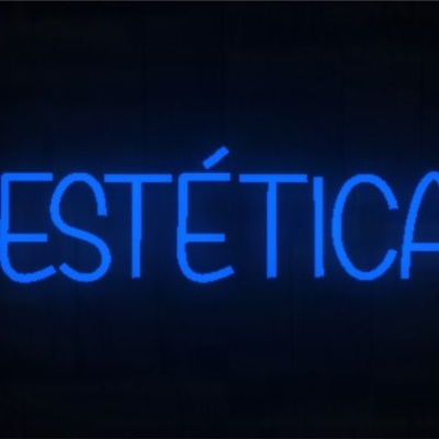 Letreiro em néon azul com a palavra 'ESTÉTICA' iluminada