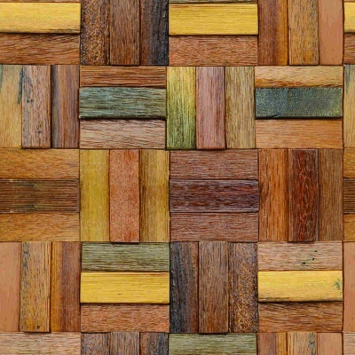 Painel decorativo de madeira com padrão geométrico em várias cores