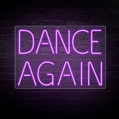 Letreiro de néon rosa com as palavras 'DANCE AGAIN' sobre uma parede de tijolos escura