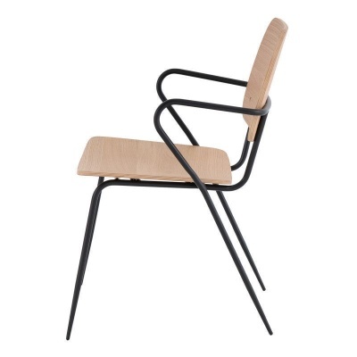 Cadeira moderna em madeira clara com estrutura metálica preta