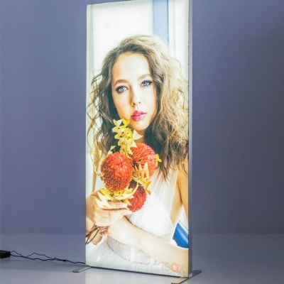 Painel retroiluminado com imagem de jovem mulher a segurar flores