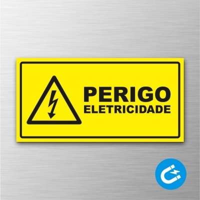 Placa amarela de perigo de eletricidade com texto e símbolo de raio