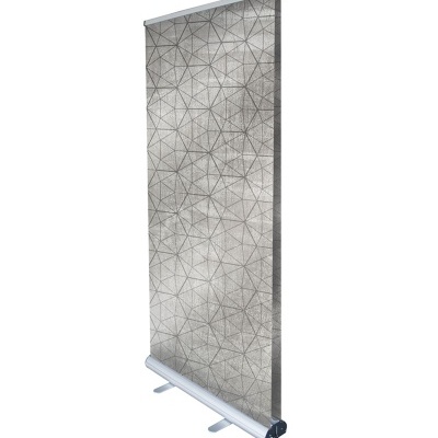 Banner roll-up cinza com padrão geométrico e estrutura metálica