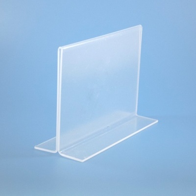 Expositor acrílico transparente em forma de L sobre superfície azul