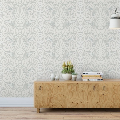 Móvel baixo de madeira com vasos e livros contra parede com papel pintado cinzento e branco padrão ornamental.