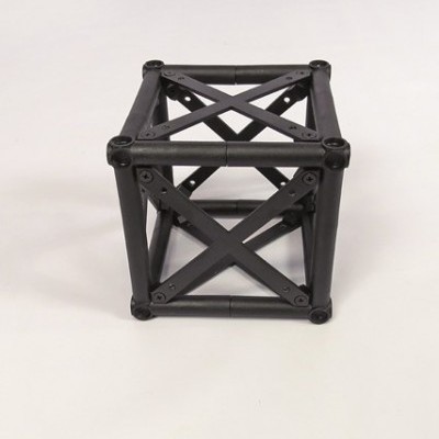 Estrutura cúbica preta de metal com barras cruzadas e parafusos