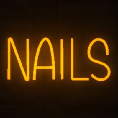 Letreiro de néon com a palavra NAILS em parede escura