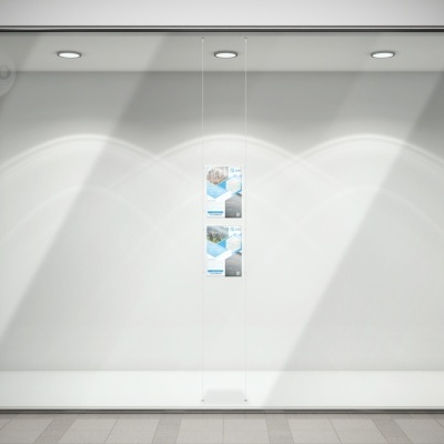 Vitrine de loja branca minimalista com três painéis suspensos verticais