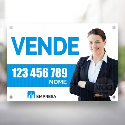 Placa de venda com texto e foto de mulher com fato preto e camisa branca