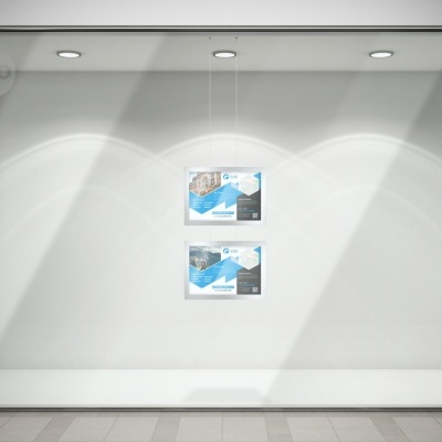 Montra com duas imagens suspensas sob luzes de teto embutidas