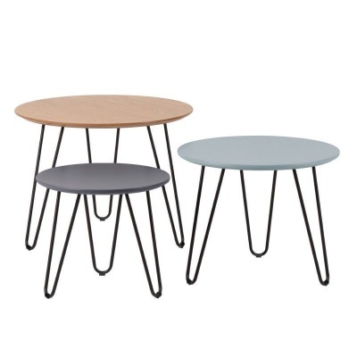 Conjunto de três mesas de centro redondas com tampos coloridos e pés de metal preto