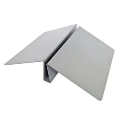 Objeto metálico cinzento com dobra em V sobre fundo branco