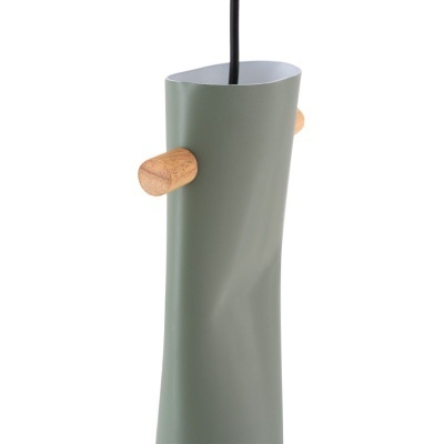 Candeeiro suspenso verde em metal com detalhes em madeira