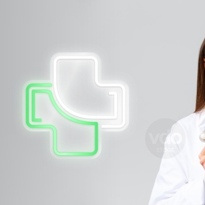 Mulher de bata branca segurando blisters de comprimidos junto a símbolo cruzado iluminado