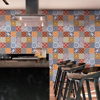 Cozinha moderna com azulejos coloridos e bancos de madeira escura