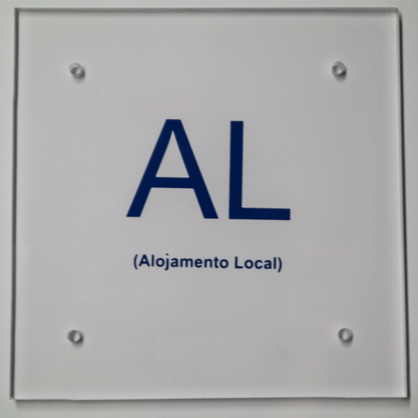 Placa branca com texto AL e (Alojamento Local)