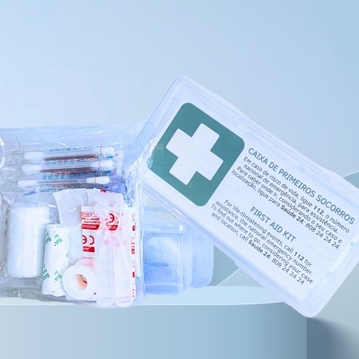 Caixa transparente de primeiros socorros com vários itens médicos visíveis dentro