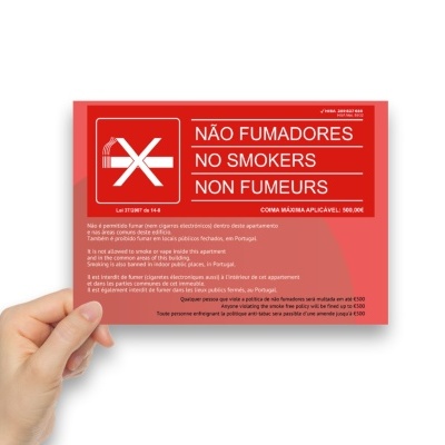 Cartão vermelho com símbolo de proibido fumar e texto anti-fumo em várias línguas
