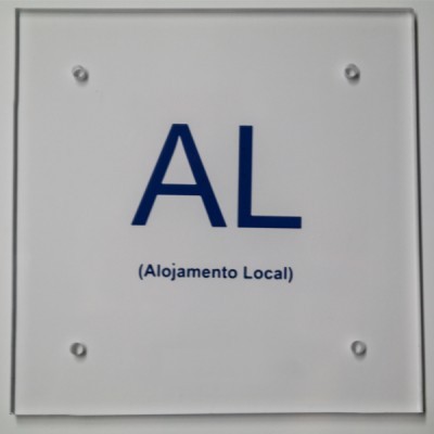 Placa branca com texto AL e (Alojamento Local)