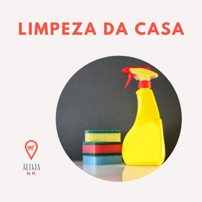 Frasco amarelo com pulverizador vermelho e três esponjas coloridas com texto LIMPEZA DA CASA