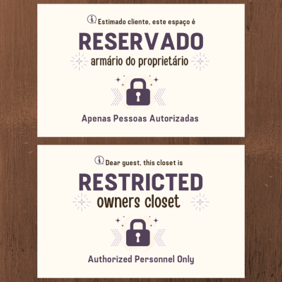 Placas de aviso em português e inglês com texto sobre espaço reservado e acesso autorizado, sobre fundo de madeira.