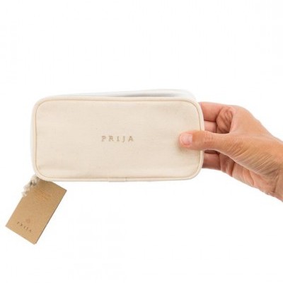 Estojo retangular bege com o nome PRIIJA em letras maiúsculas