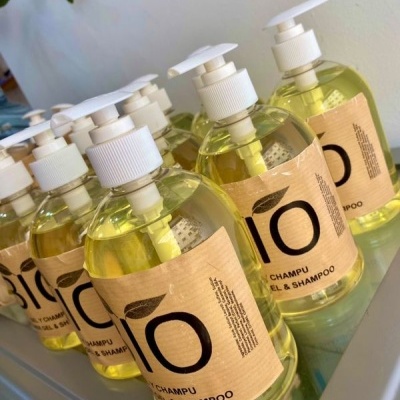 Garrafa transparente com el shampoo gel & shampoo em rótulo bege