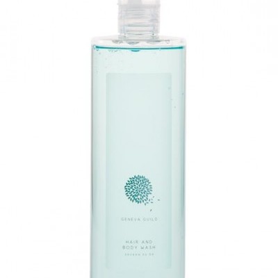 Frasco transparente com líquido azul claro para lavagem de cabelo e corpo