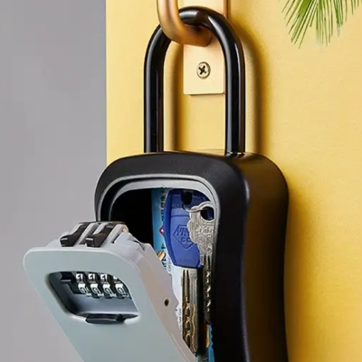 Fechadura para chaves com combinação pendurada numa porta amarela