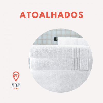 Três toalhas brancas empilhadas com linhas decorativas, texto ATOALHADOS e logotipo ALOJA do AL