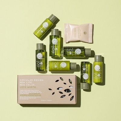 Produtos cosméticos verdes e saboneteira rosa com texto em fundo amarelo