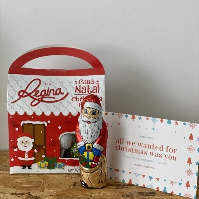 Caixa natalícia de chocolate Regina com figura de Pai Natal de chocolate e cartão festivo