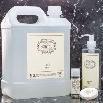 Conjunto de produtos 'Aroma de Portugal' champô e sabonete em bancada cinza marmoreado