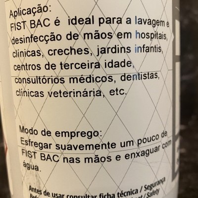 Frasco branco com etiqueta do produto FIST BAC mostrando instruções e aplicações para lavagem e desinfeção de mãos