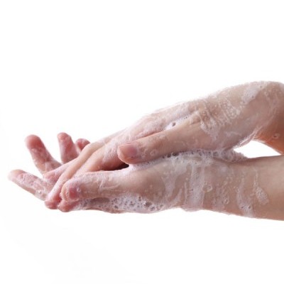 Mãos cobertas de espuma de sabão